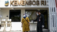 Menteri Sosial Tri Rismaharini mengatakan meskipun ada pembatasan, tak menyurutkan Kemensos untuk melakukan pelayanan terhadap masyarakat. Risma mengatakan pelaksanaan bantuan sosial akan dilaksanakan dengan menerapkan protokol kesehatan.