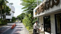 Seorang polisi mencuci tangannya di Kantor Pusat Kementerian Sosial (Kemensos), Jakarta, Jumat (28/1/2022).