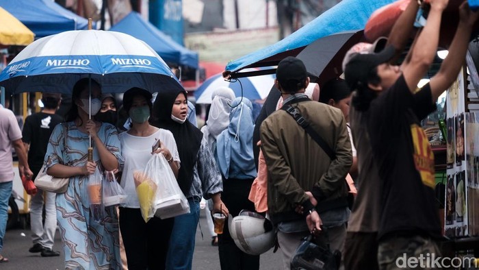 Mampir ke Pasar Lama Tangerang, Surganya Jajanan Enak Pasar Lama Tangerang sudah identik dengan surganya jajanan yang enak. Di sini, travelers bisa menemukan aneka jenis jajanan.