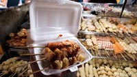Twigim atau sate-satean khas Korea Selatan bisa kamu nikmati dengan bumbu yang khas yang juga disesuaikan agar rasanya semakin mirip dengan rasa jajanan otentik di Korea Selatan. 