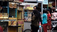 Berlokasi di sepanjang Jalan Kisamaun, kamu akan menemukan penjual makanan dan minuman yang berdekatan bahkan hampir berhimpitan saking padatnya. 