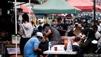 Pada zaman dahulu, Pasar Lama Tangerang adalah kawasan perkampungan dimana mayoritas penduduknya melakukan aktivitas perdagangan. 