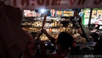 Bila sore hari, jangan lupa mampir ke Pasar Lama Tangerang. Di sini tersedia aneka jenis jajanan yang memanjakan lidah. Jaraknya tidak jauh dari pusat Jakarta, sekitar 30 menit perjalanan jika tanpa macet.