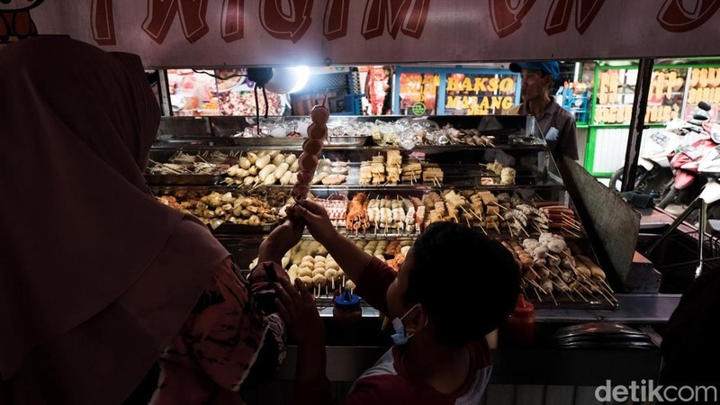 Pasar Lama Tangerang sudah identik dengan surganya jajanan yang enak. Di sini, travelers bisa menemukan aneka jenis jajanan.
