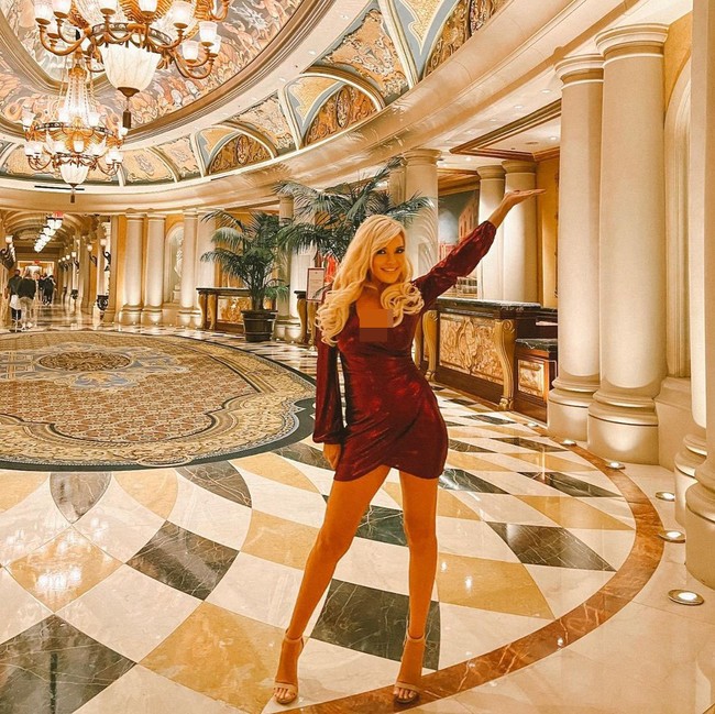 Bridget MarquardtBridget menjadi salah satu pacar Hugh Hefner selama enam tahun. Ia mengaku pernah ditemui Hugh dalam mimpi karena mereka tidak sempat berpamitan sebelum pria tersebut meninggal pada 2017. Ia merupakan salah satu playboy playmate favorit para penonton. Foto: Instagram