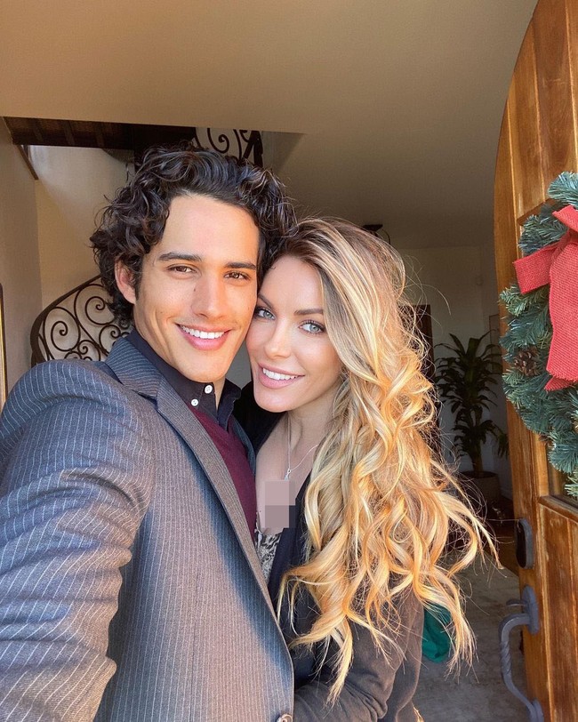 Wanita 35 tahun itu kisah sudah move on dan memiliki kekasih baru. Dulu sering berpose berani, kini ia mengaku sudah tobat dari imej seksi dan lebih suka tampil sopan. Crystal pun sekarang tampil lebih cantik dan awet muda karena meninggalkan tampilan palsunya, termasuk implan payudara dan tanning kulit.Foto: Instagram