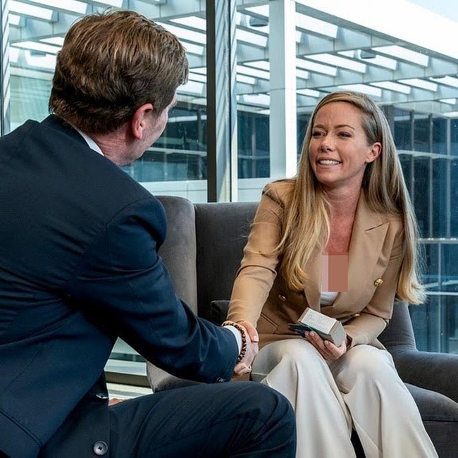 Kendra juga sudah banting setir. Ia kini menjadi seorang agen real estate dan punya acara bertajuk Kendra Sells Hollywood. Dalam wawancara dengan People, ia mengakui pekerjaan tersebut cukup sulit apalagi harus dilakukan sambil mengurus anak. Foto: Instagram