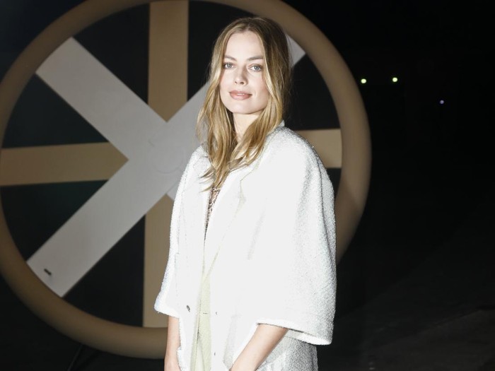 Margot Robbie PARIS, FRANCE - JANUARY 25: Margot Robbie attends the Chanel Haute Couture Spring/Summer 2022 show as part of Paris Fashion Week on January 25, 2022 in Paris, France. (Photo by Julien M. Hekimian/Getty Images For Chanel)