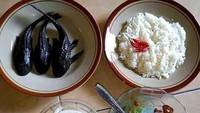 Isi dompet yang pas-pasan tak membuat orang ini kehabisan akal untuk tetap makan ikan. Walaupun hanya mainan, setidaknya ada ikan yang tersaji saat makan. Foto: 1cak.com