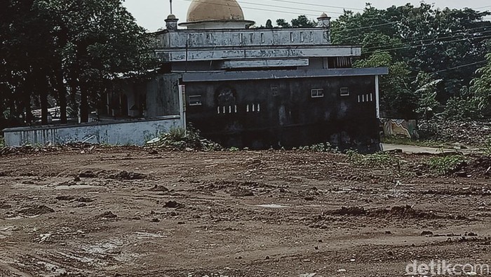 Sebuah masjid masih berdiri meski bangunan di sekelilingnya sudah dirubuhkan untuk proyek Jalan Tol Solo-Jogja.