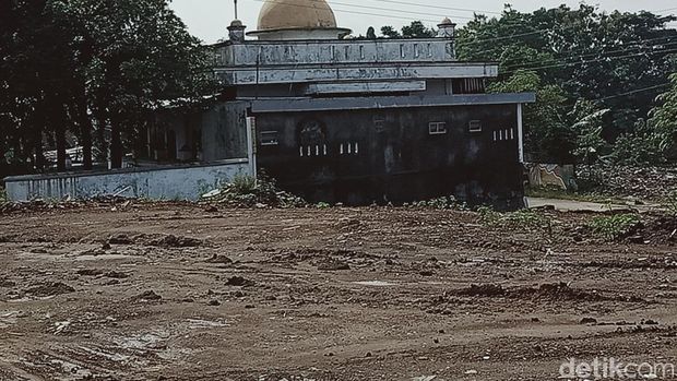 Sebuah masjid masih berdiri meski bangunan di sekelilingnya sudah dirubuhkan untuk proyek Jalan Tol Solo-Jogja.