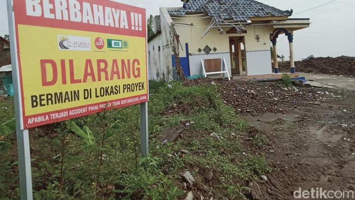 Sebuah masjid masih berdiri meski bangunan di sekelilingnya sudah dirubuhkan untuk proyek Jalan Tol Solo-Jogja.