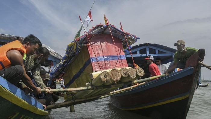 Melihat Prosesi Sedekah Laut di Tarumajaya Bekasi Sejumlah nelayan dan warga melarung (menghanyutkan) sesaji di laut Tarumajaya, Kabupaten Bekasi, Jawa Barat, Jumat (28/1/2022). Ritual tahunan yang diikuti 50 kapal nelayan dari enam muara tersebut digelar sebagai bentuk rasa syukur kepada Tuhan YME atas berlimpahnya hasil laut. ANTARA FOTO/Fakhri Hermansyah/wsj.