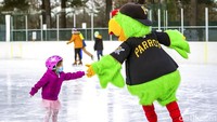 Anak kecil mencoba memegang tangan boneka saat bermain di taman kota Pittsburgh, AS (15/1/2022). Permainan luar ruang mengusir rasa malas gerak (mager) akibat kecanduan gawai. (Alexandra Wimley/Pittsburgh Post-Gazette via AP)