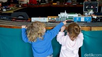 Anak kecil yang tinggal bertetangga bersama bermain di wahana permainan taman kota Pittsburgh, AS (15/1/2022). Komunikasi langsung secara fisik sangat baik dalam membangun perkembangan anak. (Emily Matthews/Pittsburgh Post-Gazette via AP)