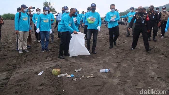 Menteri Kelautan dan Perikanan RI Sakti Wahyu Trenggono saat mengambil sampah di pinggir Pantai Parangkusumo, Bantul. Tampak pula Bupati Bantul ikut mengambili sampah