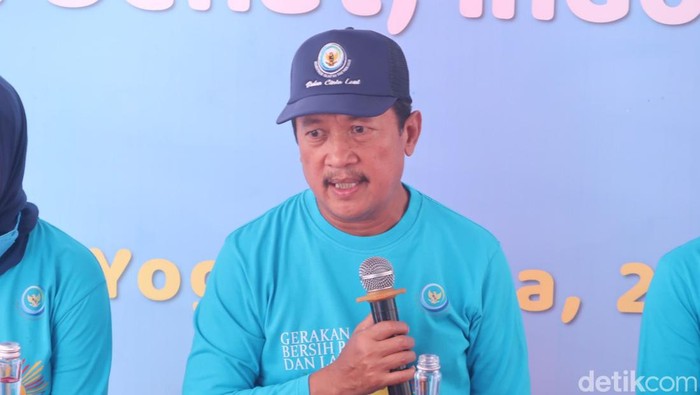 Menteri Kelautan dan Perikanan RI Sakti Wahyu Trenggono saat memberikan keterangan di Pantai Parangkusumo, Bantul, Jumat (28/1/2022).