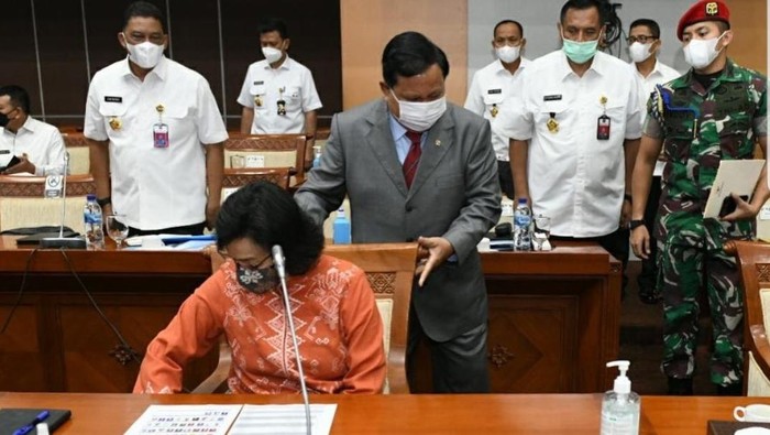 Menteri Pertahanan Prabowo Subianto Membantu Menggeser Kursi Menteri Keuangan Sri Mulyani Indrawati saat rapat di DPR RI