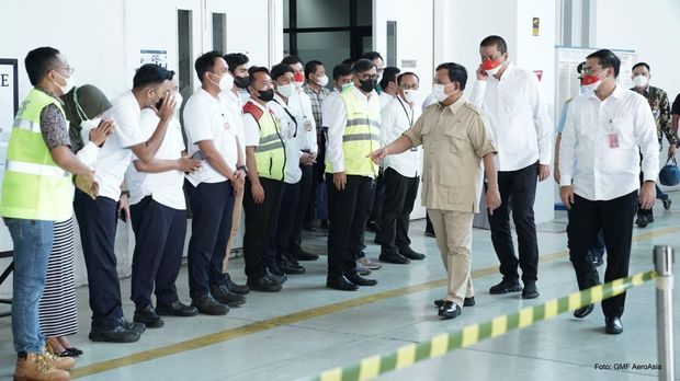 Menteri Pertahanan RI Prabowo Subianto melakukan kunjungan kerja ke PT Garuda Maintenance Facility AeroAsia Tbk (GMF) di Tangerang Banten, Rabu (26/1/2022). (Dok. GMF AeroAsia)