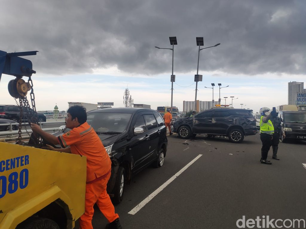 Mobil jenis SUV terguling di tengah Tol Dalam Kota Jakarta. Mobil tersebut awalnya mengalami hilang kendali. (dok Sat PJR Polda Metro Jaya)