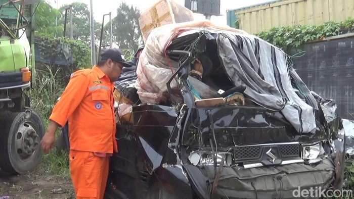 Mobil pick up hancur usai tabrak truk tronton di Tol Cipularang.