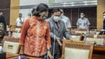 Momen Prabowo Bantu Sri Mulyani Duduk Saat Rapat di DPR