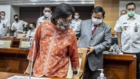 Menteri Pertahanan Prabowo Subianto (kanan) mempersilahkan duduk Menteri Keuangan Sri Mulyani Indrawati (kiri) saat akan mengikuti rapat kerja dengan Komisi I DPR di Kompleks Parlemen, Senayan, Jakarta, Kamis (27/1/2022) kemarin.