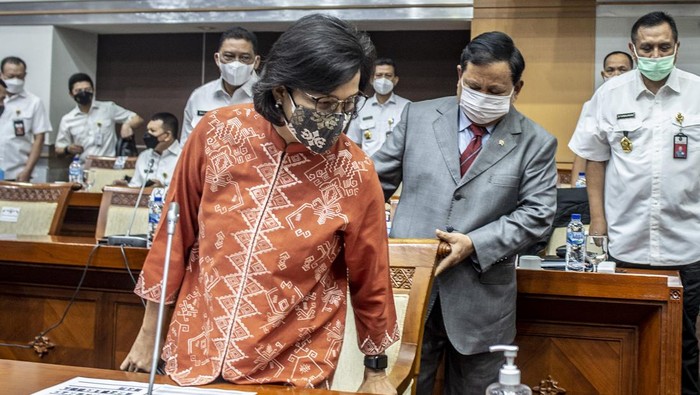 Ada momen menarik saat Menhan Prabowo Subianto dan Menkeu Sri Mulyani Indrawati hadiri rapat kerja di Komisi I DPR RI, Kamis (27/1) kemarin. Begini potretnya.