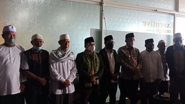 Setiba di Bandara Sultan Babullah, Cak Imin (keempat dari kiri) disambut para tokoh agama dan masyarakat Ternate, Jumat (28/1/2022).