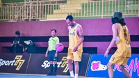 Ari Lesmana unjuk kebolehan dalam mengolah si kulit bundar. Foto: Arie Makamikameru