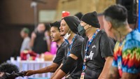 NTRL tampak serius menyimak jalannya pertandingan. Foto: Arie Makamikameru