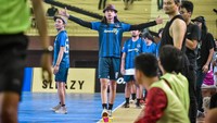Fauzan Lubis, vokalis Sisitipsi, tampak terlibat dalam sebuah pertandingan futsal antar musisi. Foto: Arie Makamikameru