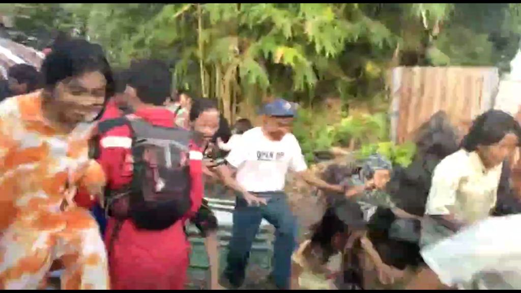Warga Kocar-kacir saat Ular Sanca 3 Meter Dievakuasi di Makassar