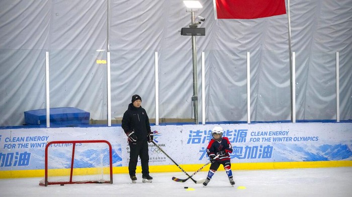 Olimpiade Beijing Bikin Olahraga Musim Dingin Makin Populer A coach guides a young player through a drill during a practice session at a hockey rink in Beijing, Friday, Jan. 14, 2022. The Beijing Winter Olympics is tapping into and encouraging growing interest among Chinese in skiing, skating, hockey and other previously unfamiliar winter sports. It's also creating new business opportunities. (AP Photo/Mark Schiefelbein)