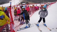 Pemerintah dan perusahaan swasta telah membangun gelanggang es dan jalur ski. Desa-desa di dekat lereng ski sedang membangun penginapan untuk melayani wisatawan.