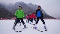 Ski dan olahraga lainnya telah memberikan dorongan ekonomi ke desa-desa dekat resor.