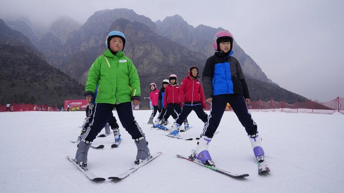 Olimpiade Beijing Bikin Olahraga Musim Dingin Makin Populer A child practices ice hockey near the Beijing Olympics Tower in Beijing, China, Tuesday, Jan. 18, 2022. The Beijing Winter Olympics is tapping into and encouraging growing interest among Chinese in skiing, skating, hockey and other previously unfamiliar winter sports. It's also creating new business opportunities (AP Photo/Ng Han Guan)
