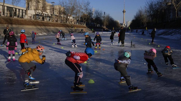 Olimpiade Beijing Bikin Olahraga Musim Dingin Makin Populer A child practices ice hockey near the Beijing Olympics Tower in Beijing, China, Tuesday, Jan. 18, 2022. The Beijing Winter Olympics is tapping into and encouraging growing interest among Chinese in skiing, skating, hockey and other previously unfamiliar winter sports. It's also creating new business opportunities (AP Photo/Ng Han Guan)