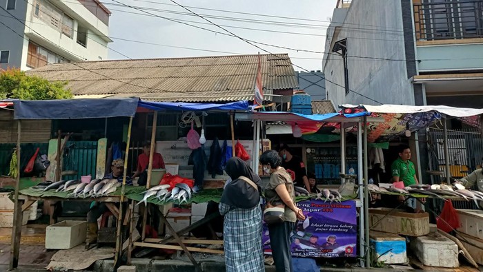 Pedagang Ikan Bandeng di Jalan Rawa Belong, Jakarta Barat