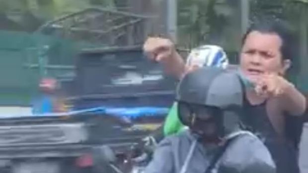 Pelaku modus pura-pura jadi korban tabrak lari di Pasar Rebo, Jakarta Timur (Tangkapan Layar) Pelaku modus pura-pura jadi korban tabrak lari di Pasar Rebo, Jakarta Timur (Tangkapan Layar)