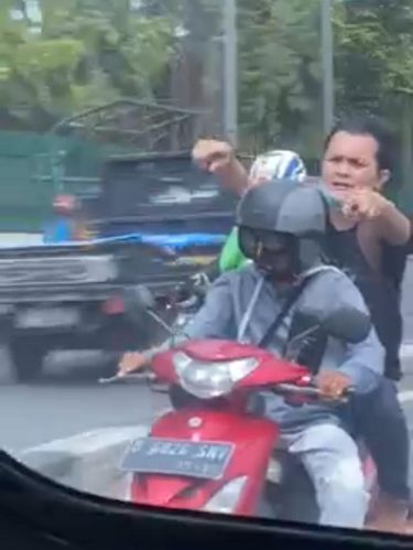 Pelaku modus pura-pura jadi korban tabrak lari di Pasar Rebo, Jakarta Timur (Tangkapan Layar)