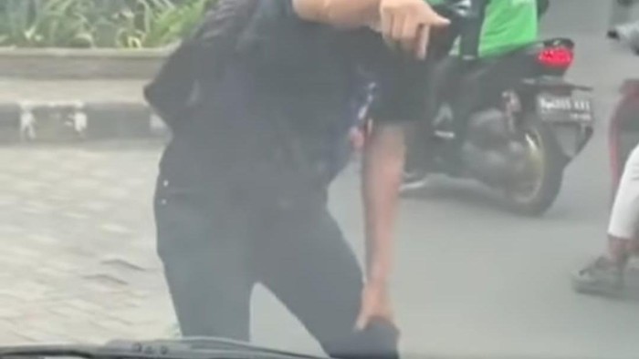 Pelaku modus pura-pura jadi korban tabrak lari di Pasar Rebo, Jakarta Timur (Tangkapan layar)