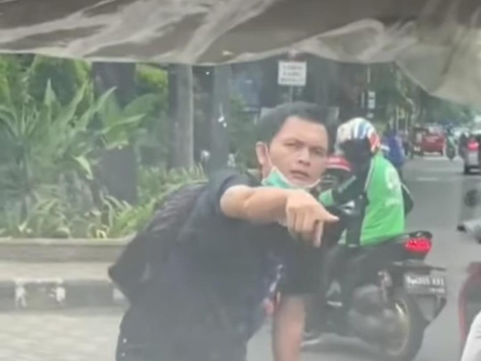 Pelaku modus pura-pura jadi korban tabrak lari di Pasar Rebo, Jakarta Timur (Tangkapan layar)
