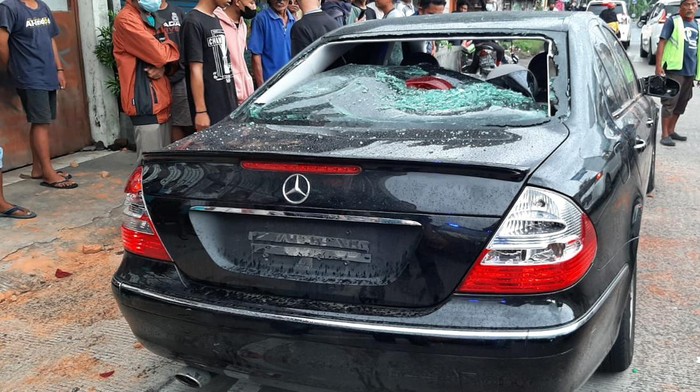 Penampakan mobil sedan hitam yang dirusak massa di pinggir jalan Kapanewon Bantul, Kamis (27/1/2022)