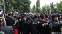 Mereka menyoroti pernyataan kontroversi politisi PDIP Arteria Dahlan yang meminta mengganti Kepala Kejaksaan Tinggi (Kajati) karena bicara bahasa Sunda saat rapat pada Senin (17/1) lalu.