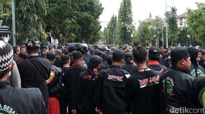 Pencak Silat Warnai Aksi Demo Arteria Dahlan di Sukabumi Forum Masyarakat Sunda Sukabumi (Formasii) berdemo di Gedung DPRD Kota Sukabumi. Mereka memprotes Arteria Dahlan yang ucapannya menyinggung masyarakat Sunda.