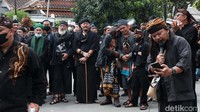 Pantauan detikcom di lokasi, massa demo menggunakan pakaian pangsi berkumpul di depan DPRD Kota Sukabumi sejak pukul 14.00 WIB.