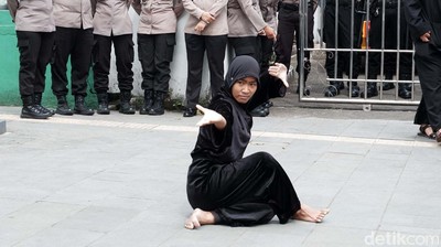 Pencak Silat Warnai Aksi Protes Arteria Dahlan di Sukabumi