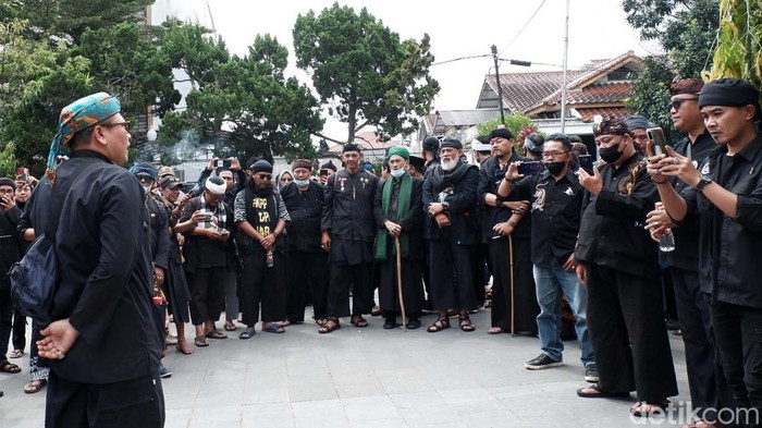 Forum Masyarakat Sunda Sukabumi (Formasii) berdemo di Gedung DPRD Kota Sukabumi. Mereka memprotes Arteria Dahlan yang ucapannya menyinggung masyarakat Sunda.