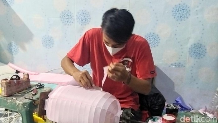 perajin lampion di malang
